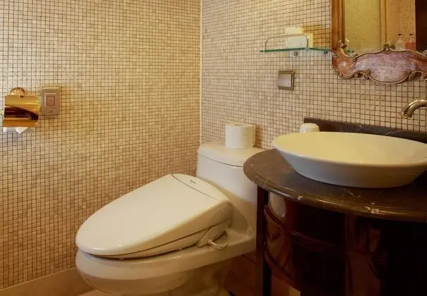 Suite (Room & Bed Type randomly assigned on arrival)