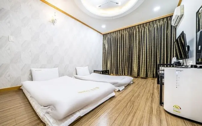 Oda (Ondol (Netflix viewing available))