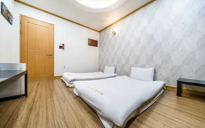 Oda (Ondol (Netflix viewing available))