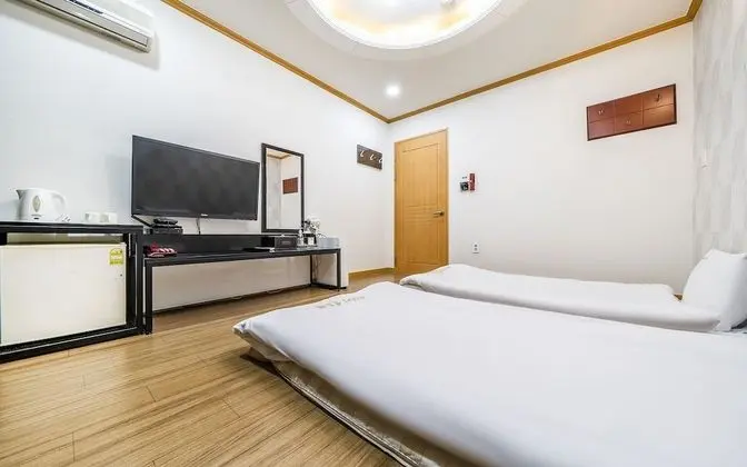 Oda (Ondol (Netflix viewing available))