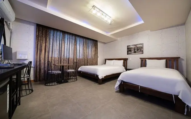 Oda (Super Twin (NETFLIX viewing available)