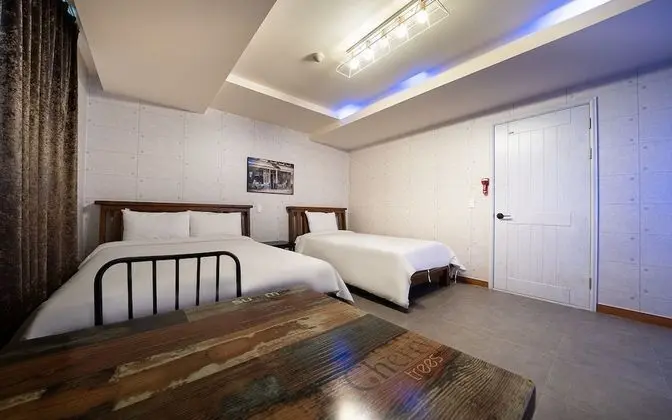 Oda (Super Twin (NETFLIX viewing available)