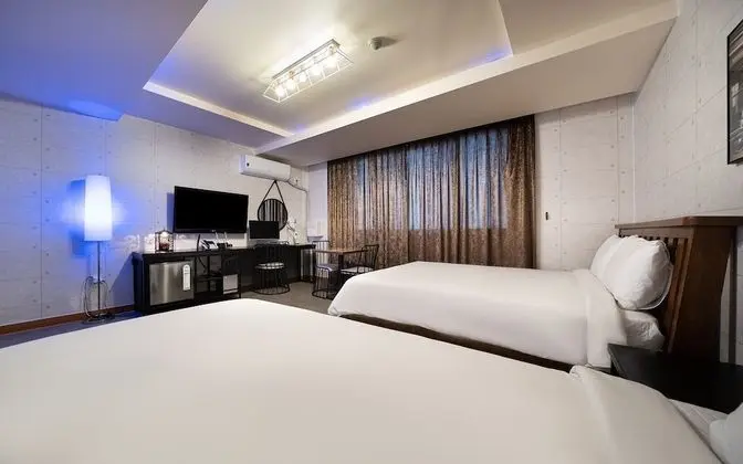 Oda (Super Twin (NETFLIX viewing available)