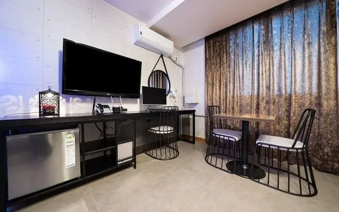 Oda (Super Twin (NETFLIX viewing available)