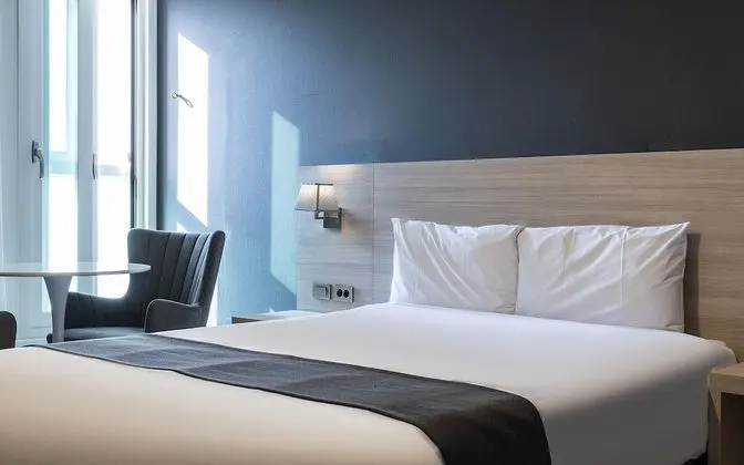 Oda (Standard Double A (Netflix viewing / )