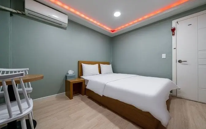 Oda (Standard B (Netflix Available))