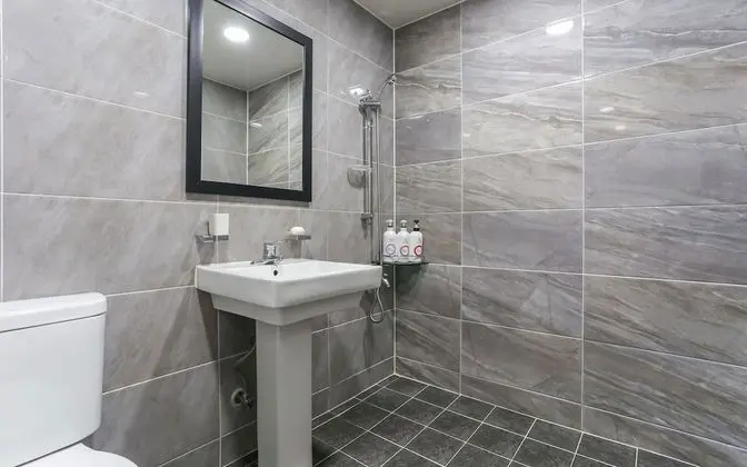 Oda (Standard B (Netflix Available))