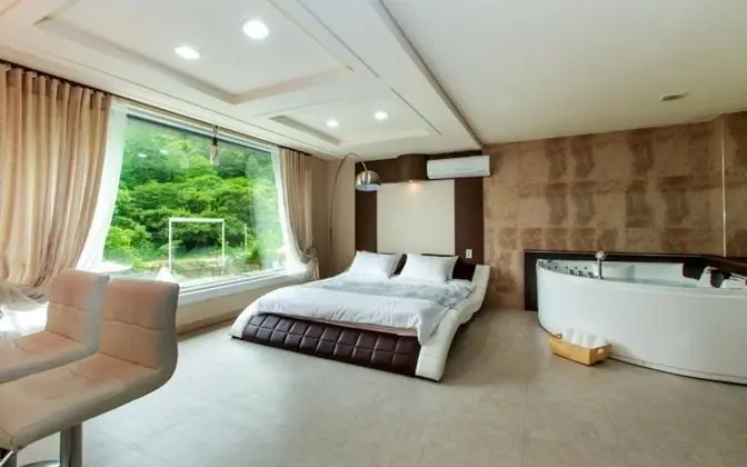 Oda (Manhattan Room 205 (Whirlpool Spa))