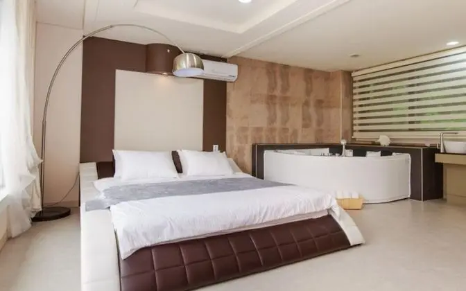 Oda (Manhattan Room 205 (Whirlpool Spa))