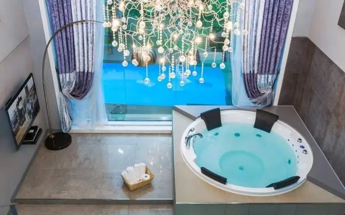 Oda (Martini 303 (Whirlpool Spa Duplex))