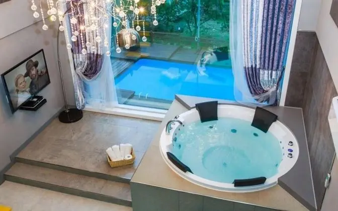 Oda (Martini 303 (Whirlpool Spa Duplex))