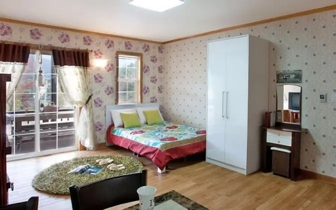Oda (Room 102 (Studio Family Room))