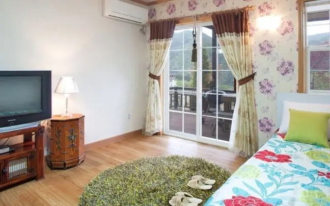 Oda (Room 102 (Studio Family Room))