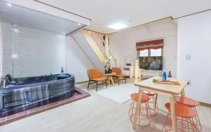 Oda (101 Orange (Spa Duplex))