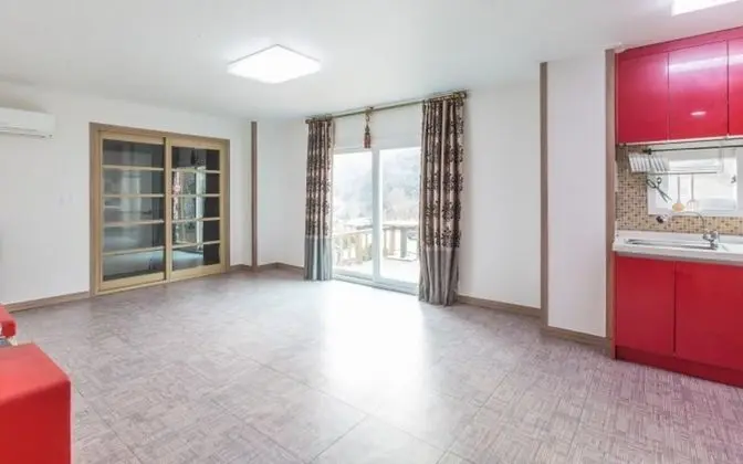 Oda (Room 101 (Living Room/Separate Bedroo)