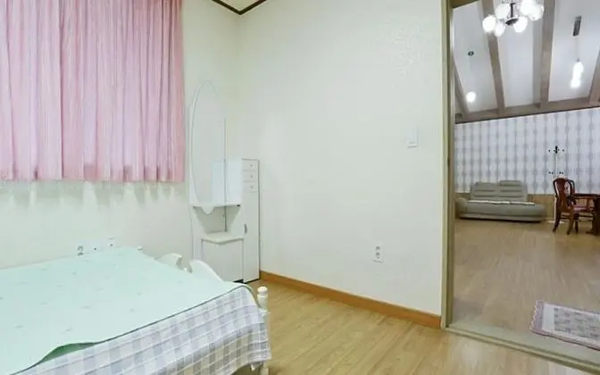 Oda (Moonlight Room)