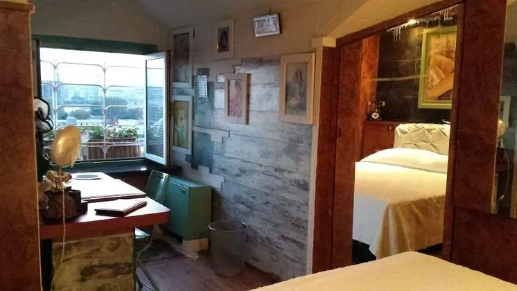 Business Tek Büyük Yataklı Oda (+ Meeting Room)