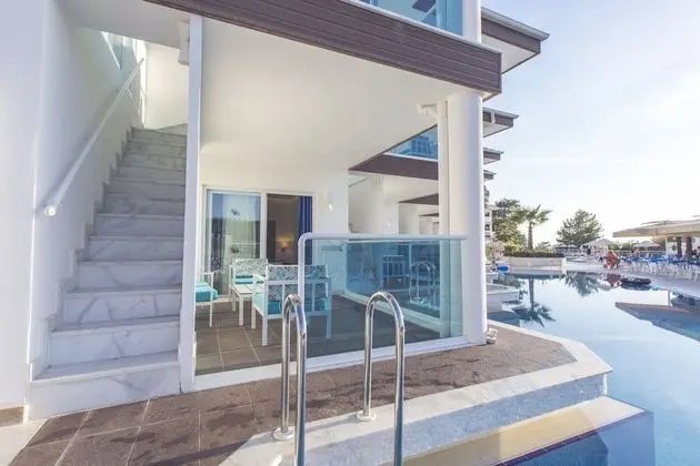 Swim Up Room