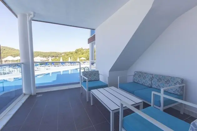 Swim Up Room