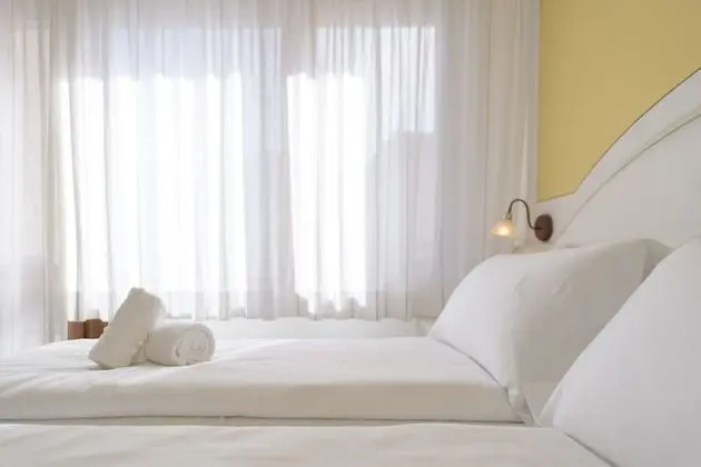 Tek Büyük veya İki Ayrı Yataklı Oda, Balkon, Göl Manzaralı