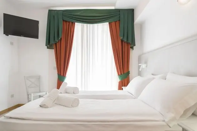 Tek Büyük veya İki Ayrı Yataklı Oda, Balkon, Göl Manzaralı