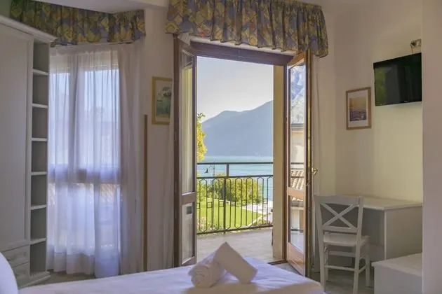 Tek Büyük veya İki Ayrı Yataklı Oda, Balkon, Göl Manzaralı