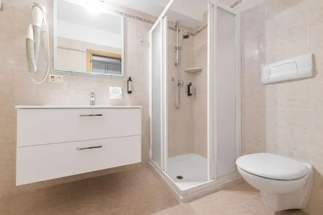 Tek Büyük veya İki Ayrı Yataklı Oda, Balkon, Göl Manzaralı