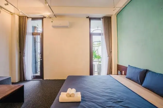 Deluxe Tek Büyük Yataklı Oda, Balkon, Bahçe Manzaralı