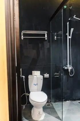 Deluxe Tek Büyük Yataklı Oda, Balkon, Bahçe Manzaralı