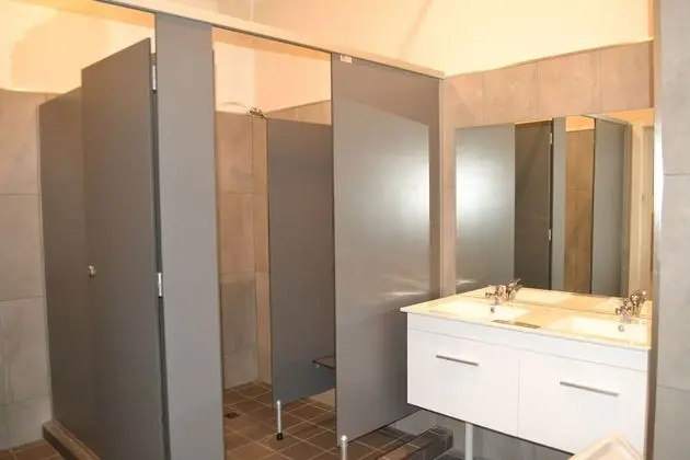 Basic Oda, 1 Büyük (Queen) Boy Yatak, Ortak Banyo