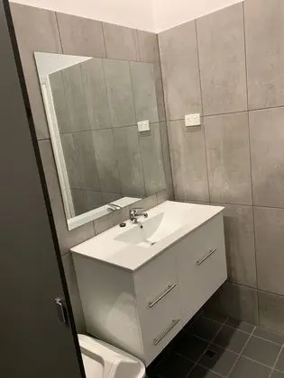 Basic Oda, 1 Büyük (Queen) Boy Yatak, Ortak Banyo