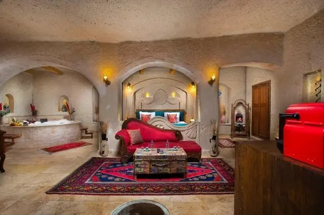 Royal Cave Suit, Şömineli ve Jakuzili