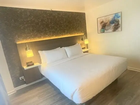 Full or Queen Bed Room