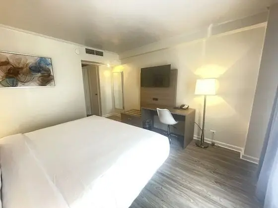 Full or Queen Bed Room