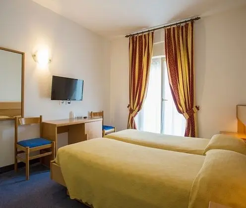 Classic Tek Büyük Yataklı Oda, Balkon, Göl Manzaralı