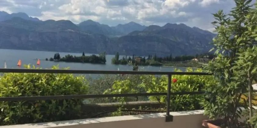 Superior Tek Büyük Yataklı Oda, Balkon, Göl Manzaralı