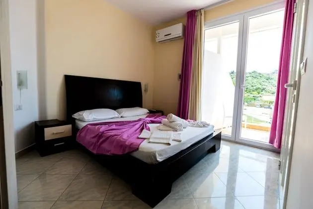 Tek Büyük Yataklı Oda, Balkon, Kısmi Deniz Manzaralı