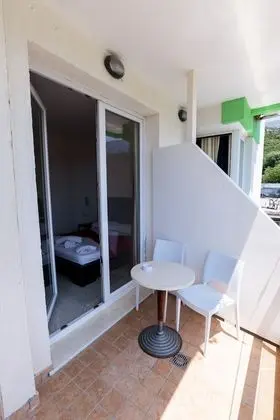 Tek Büyük Yataklı Oda, Balkon, Kısmi Deniz Manzaralı