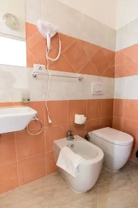 Tek Büyük Yataklı Oda, Balkon, Kısmi Deniz Manzaralı