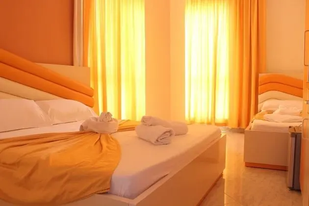 Üç Kişilik Oda, Balkon, Kısmi Deniz Manzaralı