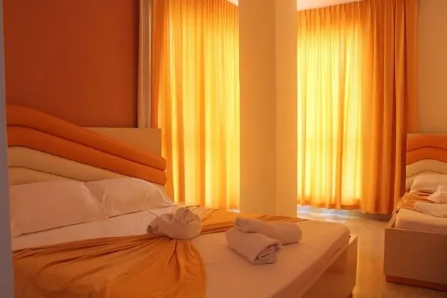 Üç Kişilik Oda, Balkon, Kısmi Deniz Manzaralı