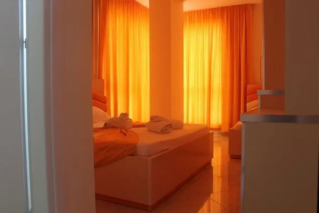 Üç Kişilik Oda, Balkon, Kısmi Deniz Manzaralı