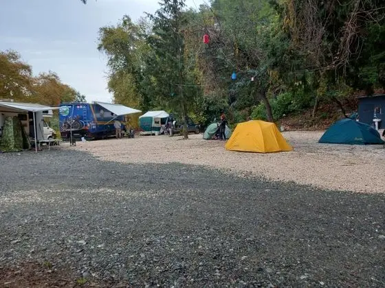 Kamp Alanı, Bahçe Manzaralı