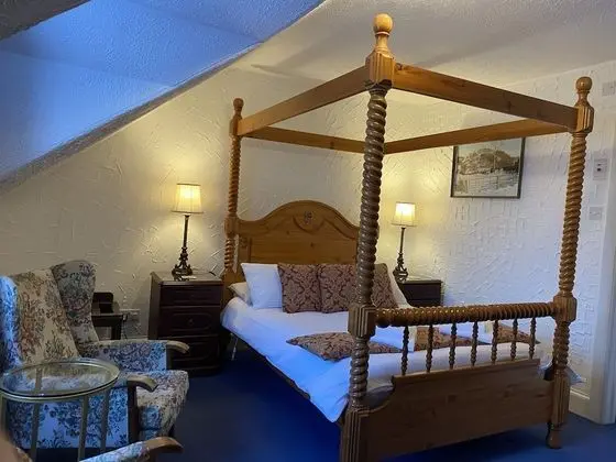 Tek Büyük Yataklı Oda, Küvet (Room 3 Four poster)