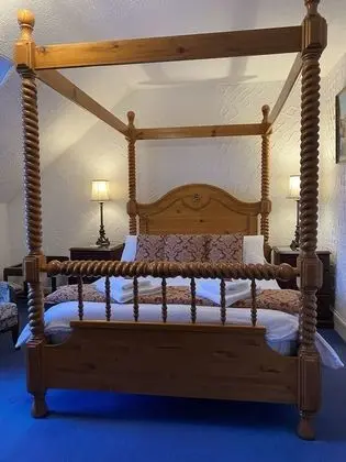 Tek Büyük Yataklı Oda, Küvet (Room 3 Four poster)