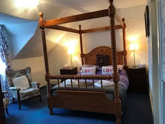 Tek Büyük Yataklı Oda, Küvet (Room 3 Four poster)