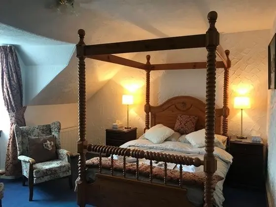 Tek Büyük Yataklı Oda, Küvet (Room 3 Four poster)