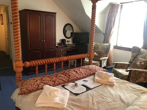 Tek Büyük Yataklı Oda, Küvet (Room 3 Four poster)