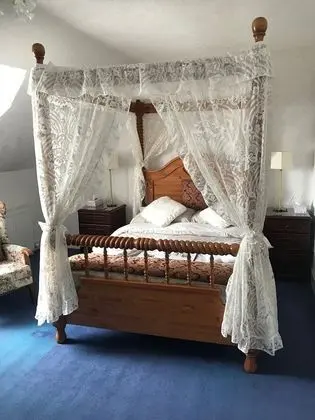 Tek Büyük Yataklı Oda, Küvet (Room 3 Four poster)