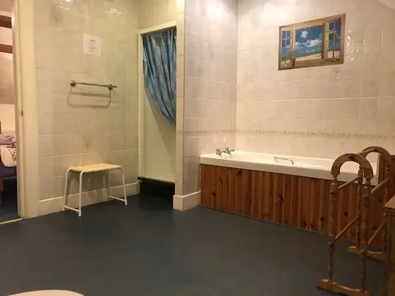 Tek Büyük Yataklı Oda, Küvet (Room 3 Four poster)